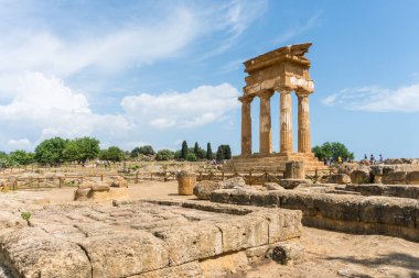 Agrigento, İtalya-10 Mayıs 2022: Güneşli bir günde Agrigento yakınlarında bir arkeoloji parkı olan tapınakların içindeki Chthonic İlahiyatları Sığınağı 'nın manzarası