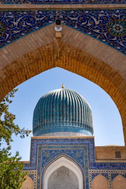Taşkent, Özbekistan-Ağustos 12, 2023: özellikle Tamerlane Anıt Mezarı 'nın güneşli bir günde dekore edilmiş mezarları, mozaikleri ve oymaları olan girişi.