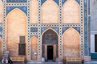 Taşkent, Özbekistan-Ağustos 12, 2023: Güneşli bir günde Tamerlane mozolesine dekore edilmiş mezarlar, mozaikler ve oymalarla bakmak