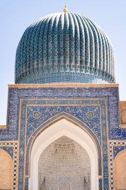 Taşkent, Özbekistan-Ağustos 12, 2023: özellikle Tamerlane Anıt Mezarı 'nın güneşli bir günde dekore edilmiş mezarları, mozaikleri ve oymaları olan girişi.