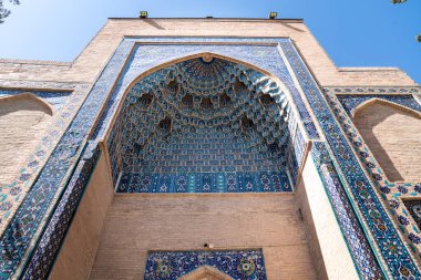 Taşkent, Özbekistan-Ağustos 12, 2023: özellikle Tamerlane Anıt Mezarı 'nın güneşli bir günde dekore edilmiş mezarları, mozaikleri ve oymaları olan girişi.