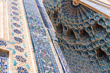 Taşkent, Özbekistan-Ağustos 12, 2023: özellikle Tamerlane Anıt Mezarı 'nın güneşli bir günde dekore edilmiş mezarları, mozaikleri ve oymaları olan girişi.