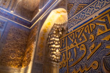 Taşkent, Özbekistan-Ağustos 12, 2023: Tamerlane mozolesinin gün içinde dekore edilmiş mezarları, mozaikleri ve oymaları olan güzel iç mekanı