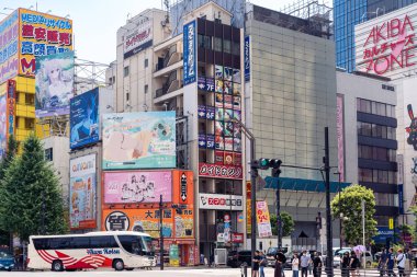 Tokyo, Japonya-Ağustos 5, 2024: İnsanlar Akihabara 'da yürürken güneşli bir günde manga, anime ve teknolojiyle ilgili tüm dükkanları bulabilirler.