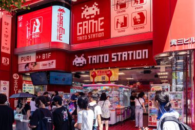 Tokyo, Japonya-Ağustos 5, 2024: İnsanlar Akihabara 'da yürürken güneşli bir günde manga, anime ve teknolojiyle ilgili tüm dükkanları bulabilirler.