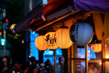 Tokyo, Japonya-Ağustos 5, 2024: Gece Shinjuku 'nun neon ışıkları arasında gece hayatı