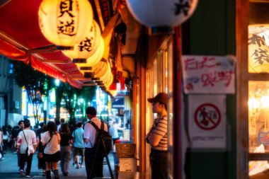 Tokyo, Japonya-Ağustos 5, 2024: Gece Shinjuku 'nun neon ışıkları arasında gece hayatı