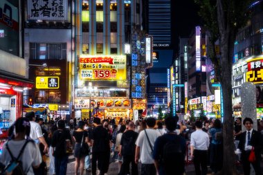 Tokyo, Japonya-Ağustos 5, 2024: Gece Shinjuku 'nun neon ışıkları arasında gece hayatı