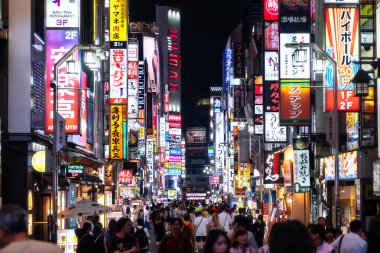 Tokyo, Japonya-Ağustos 5, 2024: Gece Shinjuku 'nun neon ışıkları arasında gece hayatı