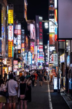Tokyo, Japonya-Ağustos 5, 2024: Gece Shinjuku 'nun neon ışıkları arasında gece hayatı