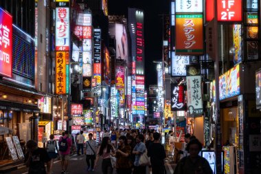 Tokyo, Japonya-Ağustos 5, 2024: Gece Shinjuku 'nun neon ışıkları arasında gece hayatı