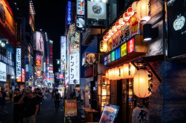 Tokyo, Japonya-Ağustos 5, 2024: Gece Shinjuku 'nun neon ışıkları arasında gece hayatı