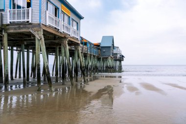 Boston, ABD - 13 Ağustos 2019: Bulutlu bir günde Massachusetts 'te Old Orchard Beach' te bir plaj manzarası