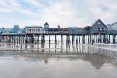 Boston, ABD - 13 Ağustos 2019: Bulutlu bir günde Massachusetts 'te Old Orchard Beach' te bir plaj manzarası