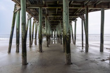 Boston, ABD - 13 Ağustos 2019: Bulutlu bir günde Massachusetts 'te Old Orchard Beach' te bir plaj manzarası
