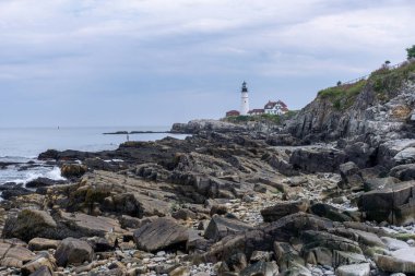Portland, ABD - 13 Ağustos 2019: Portland Head Light manzarası bulutlu bir günde Maine, Elizabeth Burnu 'nda tarihi bir deniz feneri