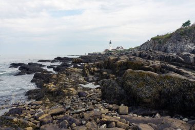 Portland, ABD - 13 Ağustos 2019: Portland Head Light manzarası bulutlu bir günde Maine, Elizabeth Burnu 'nda tarihi bir deniz feneri