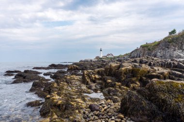 Portland, ABD - 13 Ağustos 2019: Portland Head Light manzarası bulutlu bir günde Maine, Elizabeth Burnu 'nda tarihi bir deniz feneri