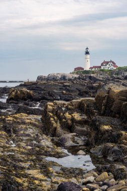 Portland, ABD - 13 Ağustos 2019: Portland Head Light manzarası bulutlu bir günde Maine, Elizabeth Burnu 'nda tarihi bir deniz feneri