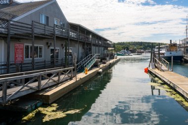 Boothbay, ABD - 14 Ağustos 2019: Güneşli bir günde Maine 'deki Boothbay sokaklarında yürümek