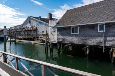 Boothbay, ABD - 14 Ağustos 2019: Güneşli bir günde Maine 'deki Boothbay sokaklarında yürümek