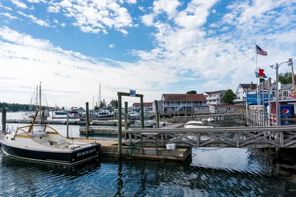 Boothbay, ABD - 14 Ağustos 2019: Güneşli bir günde Maine 'deki Boothbay sokaklarında yürümek