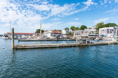 Boothbay, ABD - 14 Ağustos 2019: Güneşli bir günde Maine 'deki Boothbay sokaklarında yürümek