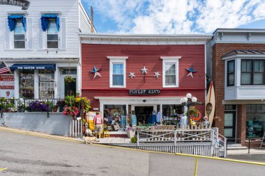 Boothbay, ABD - 14 Ağustos 2019: Güneşli bir günde Maine 'deki Boothbay sokaklarında yürümek