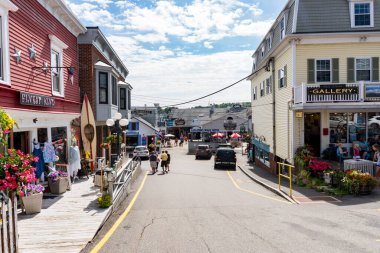 Boothbay, ABD - 14 Ağustos 2019: Güneşli bir günde Maine 'deki Boothbay sokaklarında yürümek