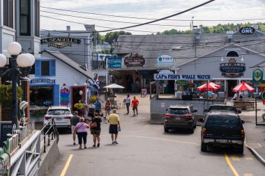 Boothbay, ABD - 14 Ağustos 2019: Güneşli bir günde Maine 'deki Boothbay sokaklarında yürümek