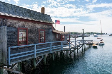 Boothbay, ABD - 14 Ağustos 2019: Güneşli bir günde Maine 'deki Boothbay sokaklarında yürümek