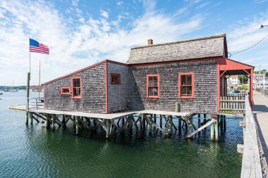 Boothbay, ABD - 14 Ağustos 2019: Güneşli bir günde Maine 'deki Boothbay sokaklarında yürümek