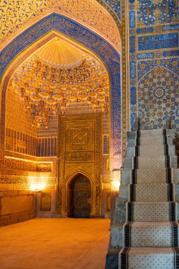 Semerkand, Özbekistan-Ağustos 12, 2023: Sammarkand 'daki Registan Meydanı' ndaki Tilla-Kari Camii 'nin İçi