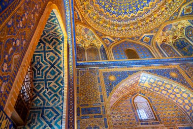 Semerkand, Özbekistan-Ağustos 12, 2023: Sammarkand 'daki Registan Meydanı' ndaki Tilla-Kari Camii 'nin İçi