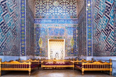 Semerkand, Özbekistan-Ağustos 12, 2023: Güneşli bir günde tarihi Madrasa meydanında yürümek