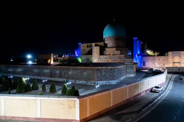 Semerkand, Özbekistan-Ağustos 12, 2023: Bölgenin meydanı, hatların saflığı ve geceleri majolikanın zarafetiyle ünlü 3 medreseden oluşan büyük bir kompleksin manzarası
