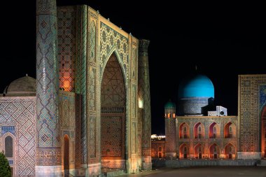 Semerkand, Özbekistan-Ağustos 12, 2023: Bir yaz gecesi meydandaki tüm binaları aydınlatan bir ışık gösterisi ile özellikle Registan Meydanı 'nın