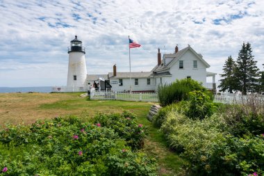 Portland, ABD - 13 Ağustos 2019: Pemaquid Point Deniz fenerinin manzarası, Pemaquid Neck 'in tepesindeki tarihi deniz feneri bulutlu bir günde