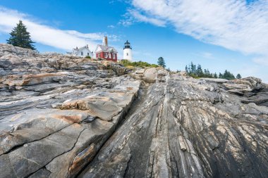 Portland, ABD - 13 Ağustos 2019: Pemaquid Point Deniz fenerinin manzarası, Pemaquid Neck 'in tepesindeki tarihi deniz feneri bulutlu bir günde
