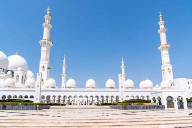 Abu Dabi, Birleşik Arap Emirlikleri - 15 Mart 2023: Güneşli bir günde Şeyh Zayed Büyük Camii 'nin manzarası