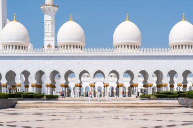 Abu Dabi, Birleşik Arap Emirlikleri - 15 Mart 2023: Güneşli bir günde Şeyh Zayed Büyük Camii 'nin manzarası