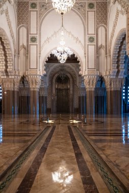 Kazablanka, Fas - 25 Mart 2024: Yağmurlu bir günde ünlü Hasan İkinci Camii 'nin içi