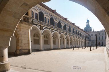 Dresden, Almanya - 15 Ağustos 2022: Güneşli bir günde Dresden sokaklarında yürümek