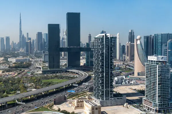 Dubai, Birleşik Arap Emirlikleri - 16 Mart 2023: Güneşli bir günde Dubai 'nin ünlü The Frame manzarası