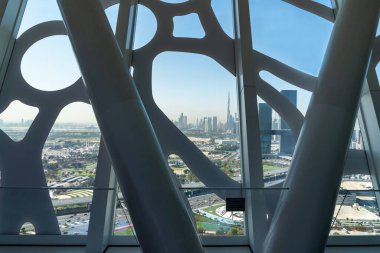 Dubai, Birleşik Arap Emirlikleri - 16 Mart 2023: Güneşli bir günde Dubai 'nin ünlü The Frame manzarası