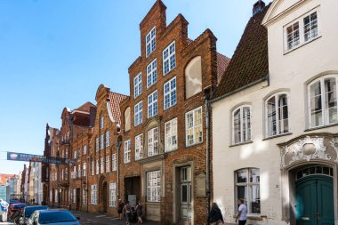 Lubeck, Almanya-Ağustos 12, 2022: Güneşli bir günde Lubeck sokaklarında yürümek