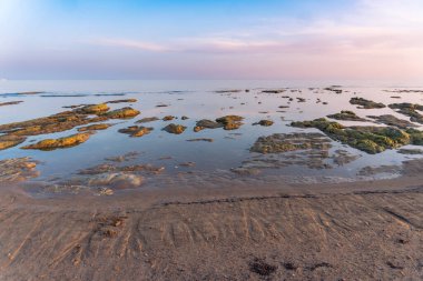 Sicilya, İtalya-10 Mayıs 2022: Güneşli bir günde Sicilya 'da Türk terazisinin yanındaki plaj