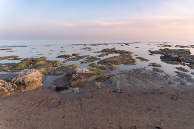 Sicilya, İtalya-10 Mayıs 2022: Güneşli bir günde Sicilya 'da Türk terazisinin yanındaki plaj