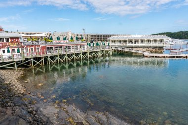 Bar Harcour, ABD - 15 Ağustos 2019: Güneşli bir günde Maine 'deki Bar Harbour caddelerinde yürümek