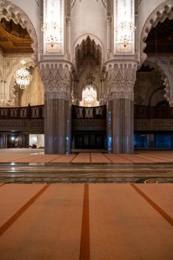 Kazablanka, Fas - 25 Mart 2024: Yağmurlu bir günde ünlü Hasan İkinci Camii 'nin içi